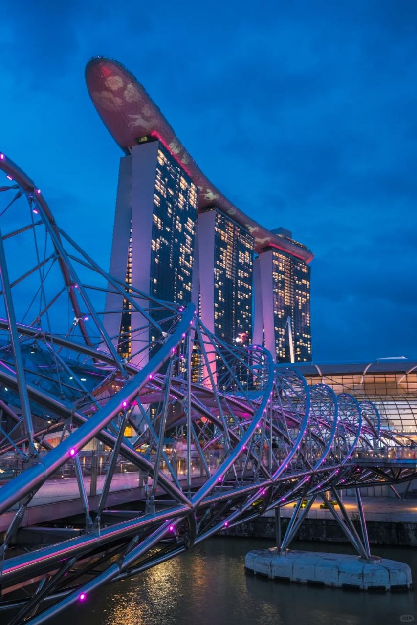 Marina Bay Sands in Singapore at dusk